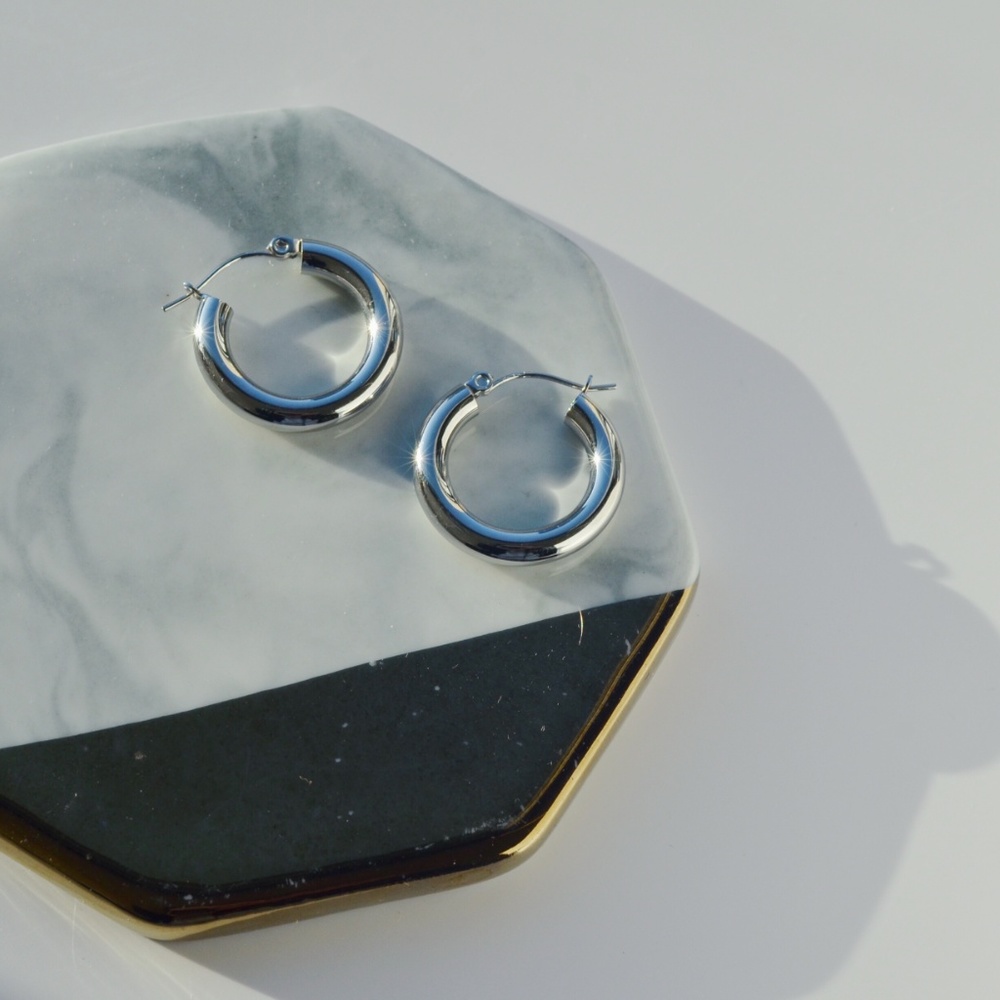 Classic 18K White Gold Plated Hoop Earrings Silver - Picture 5 of 5